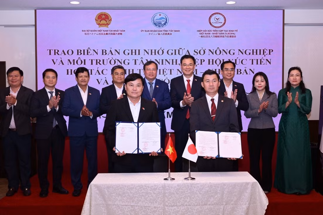 Đồng chí Lê Văn Hẳn, Phó Bí thư Tỉnh ủy, Chủ tịch UBND tỉnh Tây Ninh dẫn đầu đoàn công tác của tỉnh dự Hội nghị Xúc tiến đầu tư thương mại tại Nhật Bản; chứng kiến Sở Nông nghiệp và Môi trường tỉnh Tây Ninh, Hiệp hội Xúc tiến Hợp tác Kinh tế Việt Nam – Nhật Bản và Công ty Cổ phần SNCD trao Biên bản ghi nhớ về phối hợp xúc tiến Đề án phát triển vùng nông nghiệp hợp tác Việt Nam – Nhật Bản.