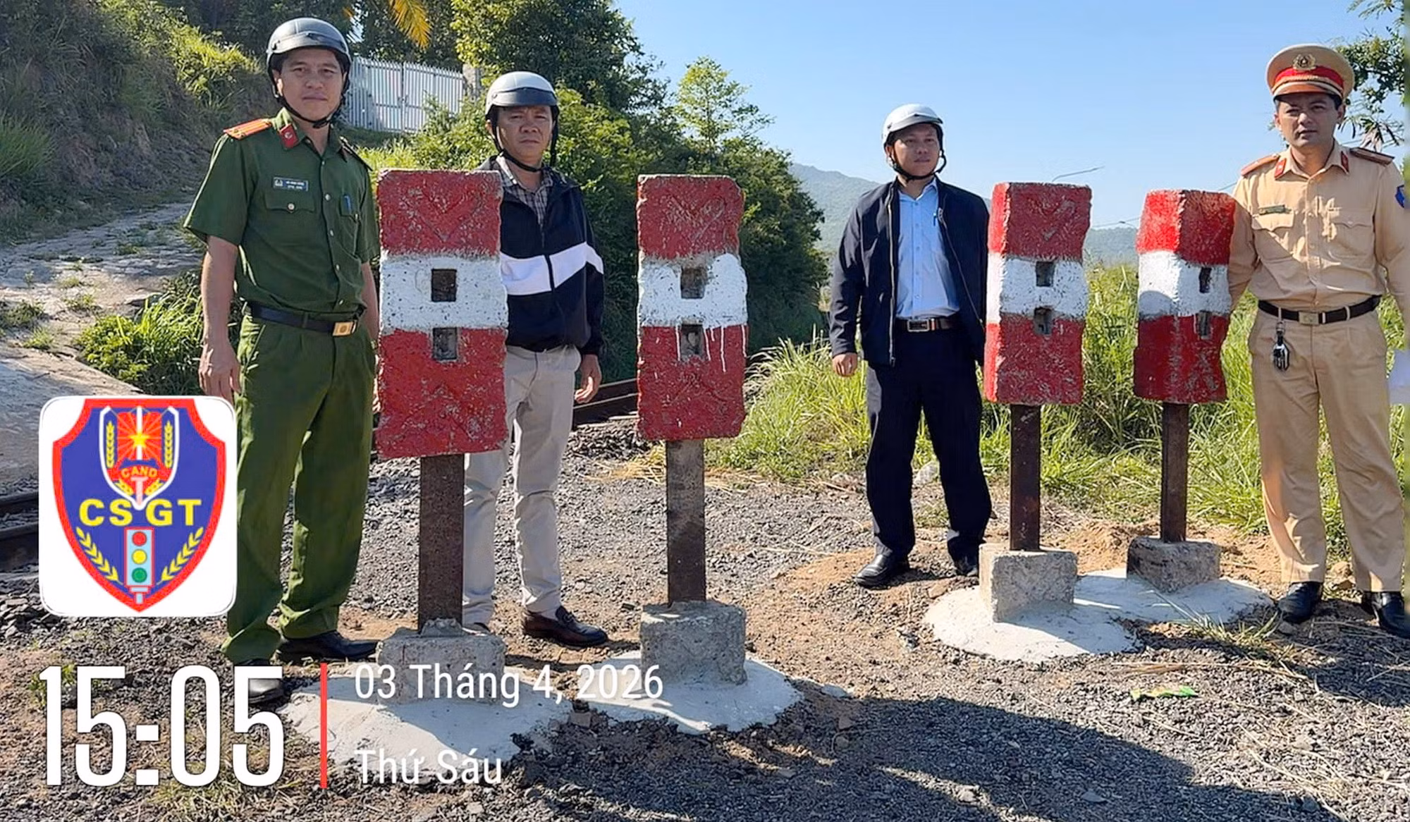 dskh3-csgt-phoi-hop-cong-ty-cp-duong-sat-phu-khanh-va-cong-an-phuong-bac-nha-trang-rao-chan-mot-loi-di-tu-mo.jpg