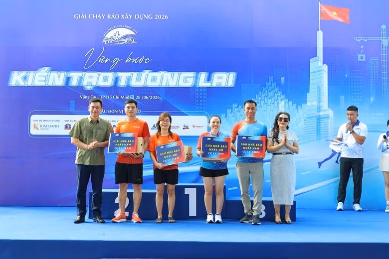 Các nhà báo Hùng Khoa, Thái Phương, Minh Tuệ và Phan Tư Doãn nhận giải nhất các cự ly.