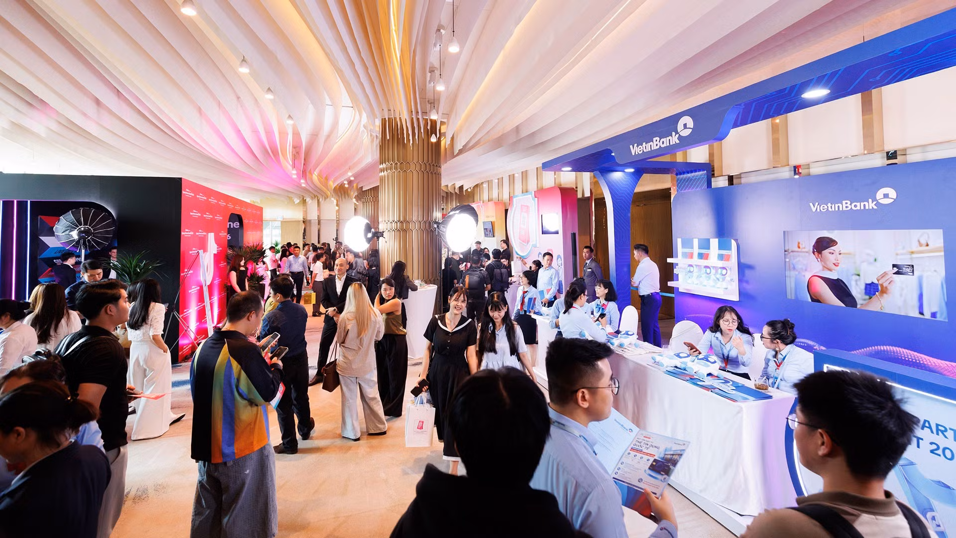 VietinBank giới thiệu sản phẩm, dịch vụ tại sự kiện.