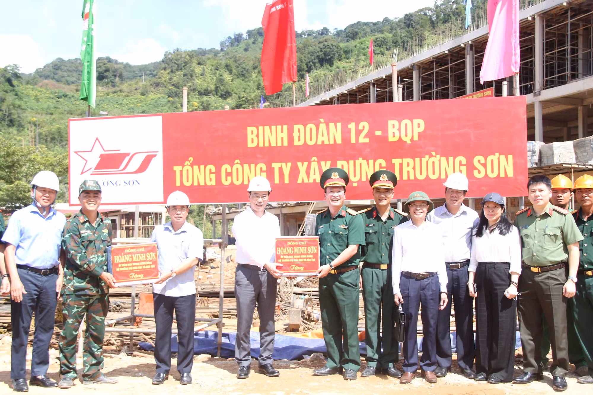 Bộ trưởng Bộ GD&amp;ĐT Hoàng Minh Sơn tặng quà đơn vị thi công công trình.