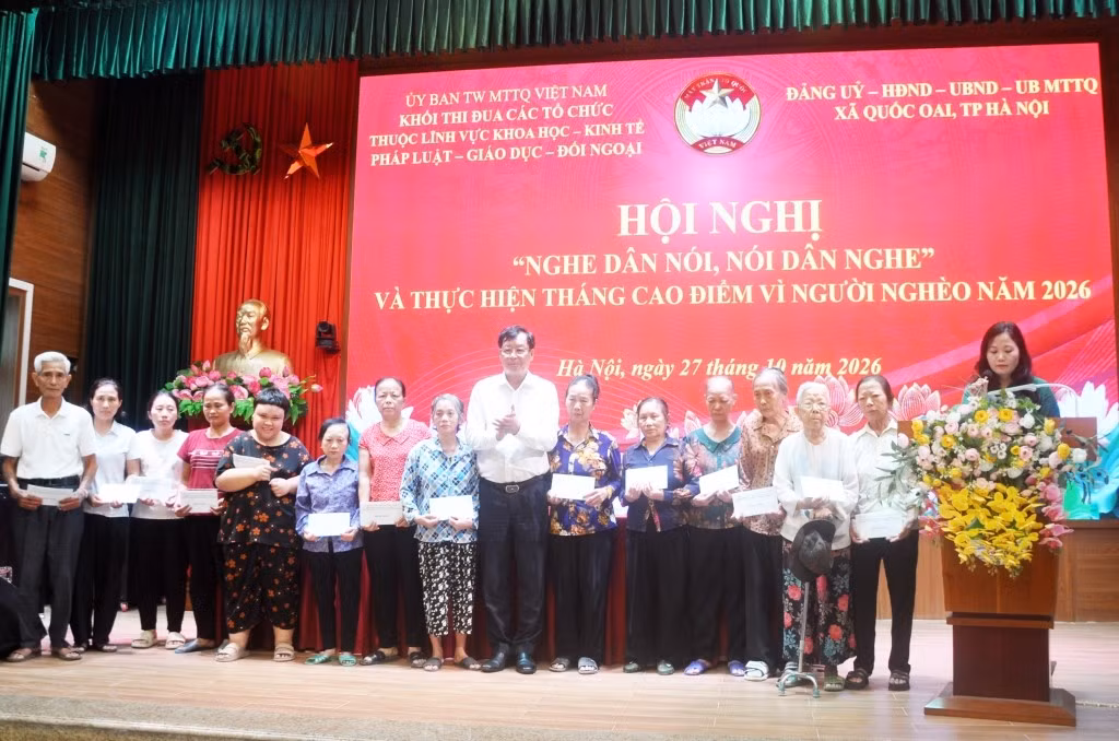 Đồng chí Trần Công Phàn, Phó Bí thư Đảng ủy, Phó Chủ tịch thường trực Hội Luật gia Việt Nam trao quà cho bà con có hoàn cảnh khó khăn tại xã Quốc Oai.