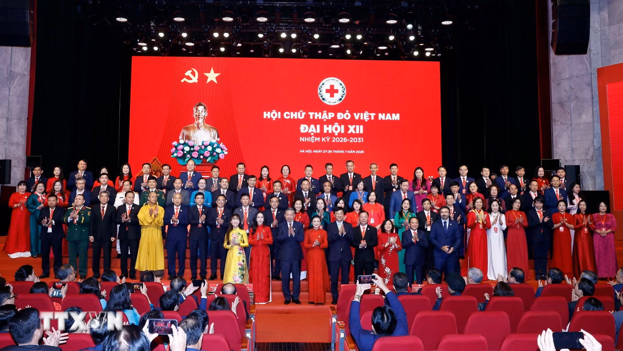 Tổng Bí thư, Chủ tịch nước Tô Lâm và các đại biểu chụp ảnh chung với Ban Chấp hành Hội Chữ thập Đỏ Việt Nam khóa XII. (Ảnh: Thống Nhất/TTXVN)