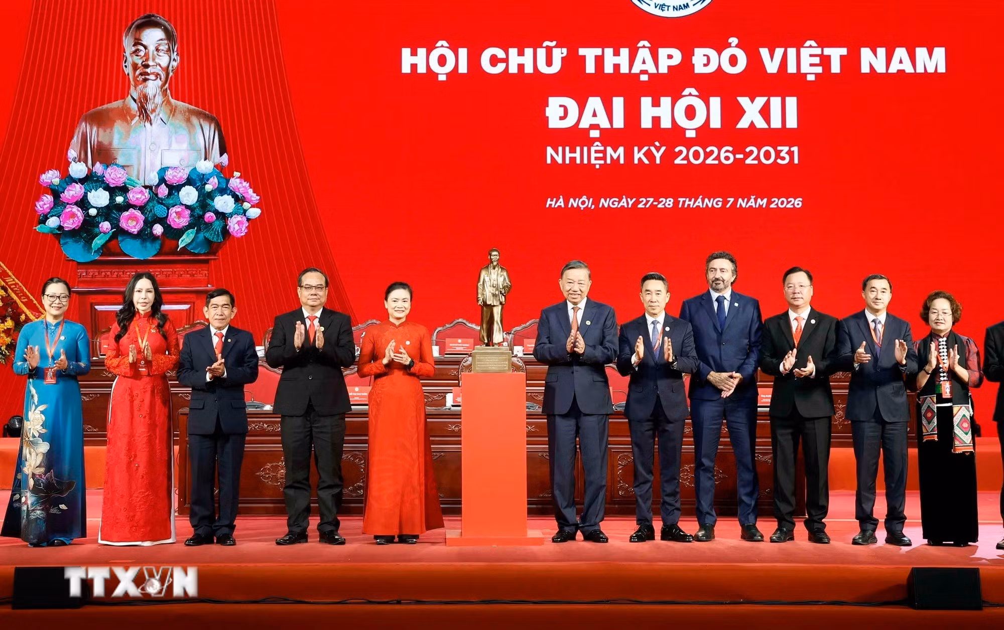 Tổng Bí thư, Chủ tịch nước Tô Lâm tặng bức tượng Chủ tịch Hồ Chí Minh cho Hội Chữ thập Đỏ Việt Nam. (Ảnh: Thống Nhất/TTXVN)