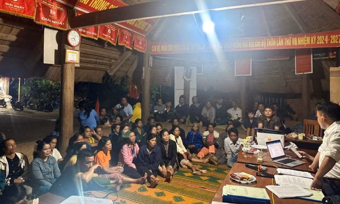 Đoàn công tác của Quỹ tuyên truyền pháp luật tại cộng đồng thôn Côn Zốt, xã La Êê.