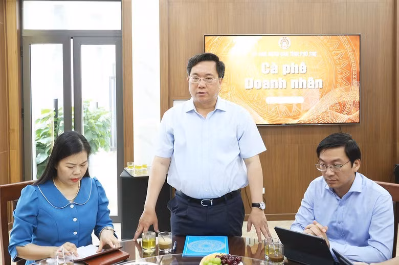 Chủ tịch UBND tỉnh Phú Thọ Trần Duy Đông chỉ đạo tháo gỡ vướng mắc cho doanh nghiệp tại chương trình “Cà phê doanh nhân”.