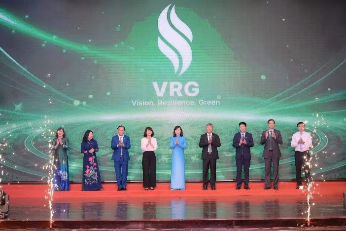 Các đại biểu chúc mừng thương hiệu mới của VRG.