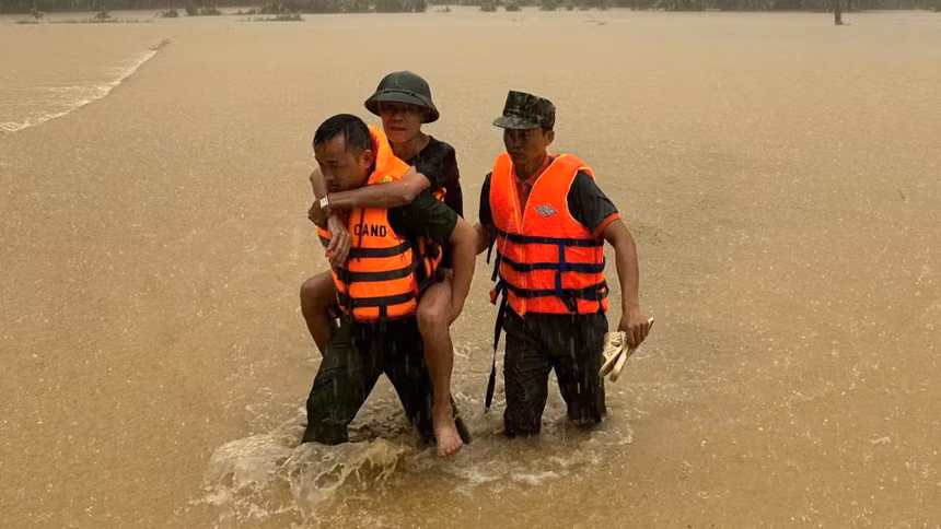 Lãnh đạo Bộ Công an biểu dương cán bộ, chiến sĩ CAND và lực lượng phòng thủ dân sự ở cơ sở