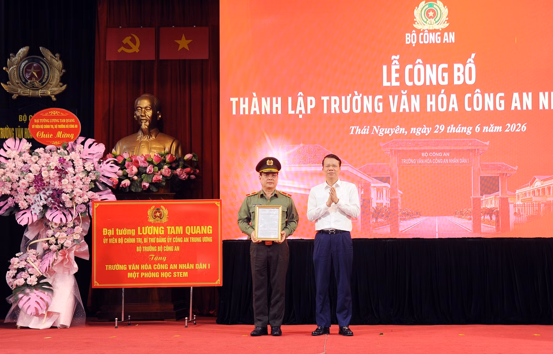 dong-chi-duong-van-luong-pho-chu-tich-ubnd-tinh-thai-nguyen-trao-quyet-dinh-ve-viec-thanh-lap-ve-viec-thanh-lap-truong-tieu-hoc-trung-hoc-co-so-trung-hoc-pho-thong-noi-tru-van-hoa-cong-an-nhan-dan-i.jpg