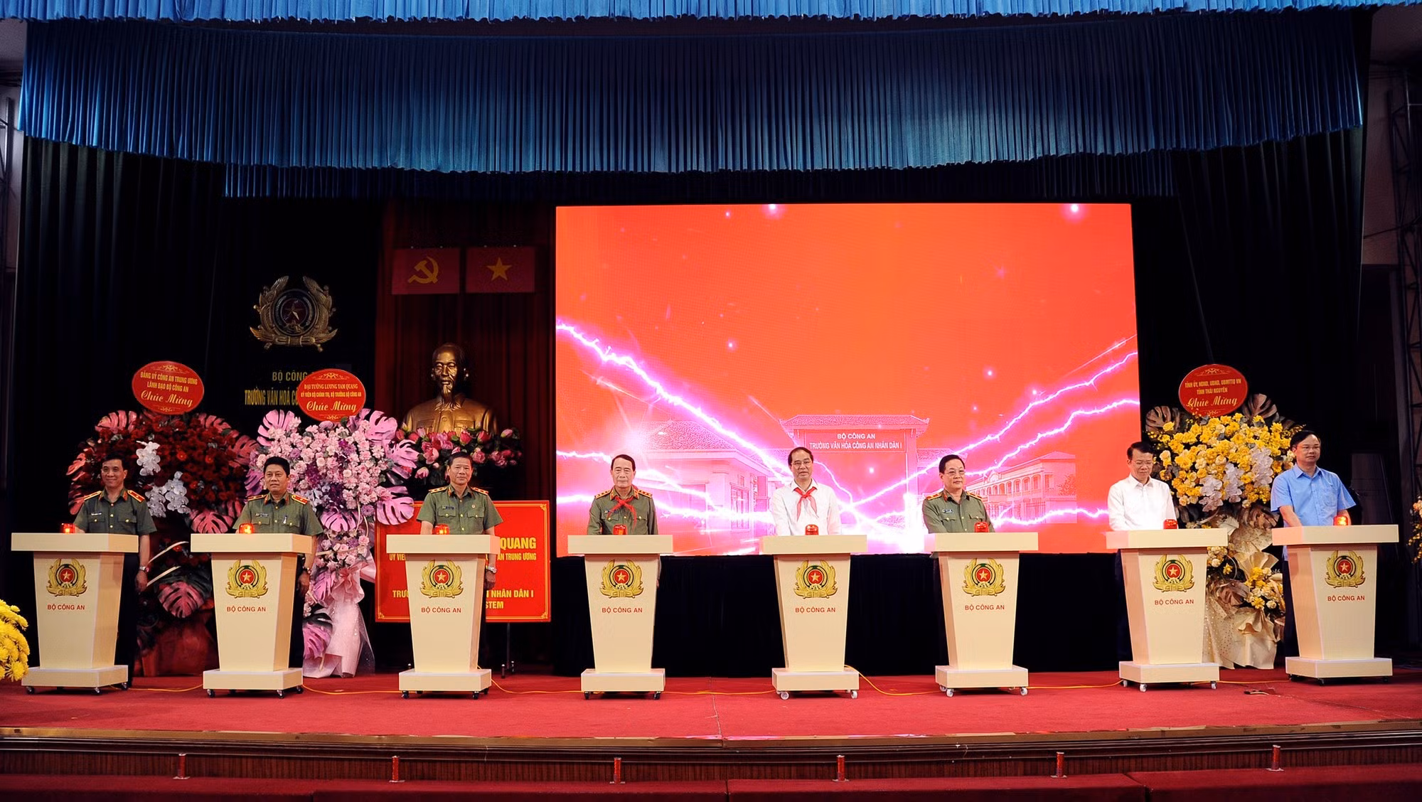 thu-truong-le-quoc-hung-va-dong-chi-trinh-xuan-truong-uy-vien-trung-uong-dang-bi-thu-tinh-uy-tinh-thai-nguyen-cung-cac-dai-bieu-thuc-hien-nghi-thuc-khai-but-mo-truong-van-hoa-cand-i.jpg