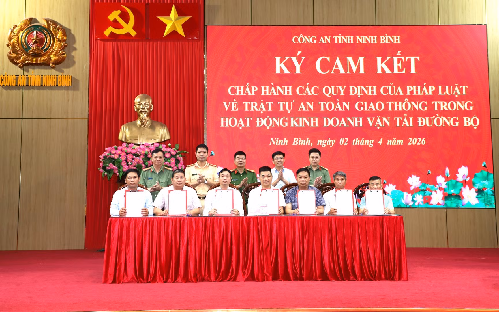 dai-dien-cac-doanh-nghiep-hop-tac-xa-ho-kinh-doanh-van-tai-ky-cam-ket-chap-hanh-cac-quy-dinh-cua-phap-luat-ve-kinh-doanh-van-tai-duong-bo.jpg