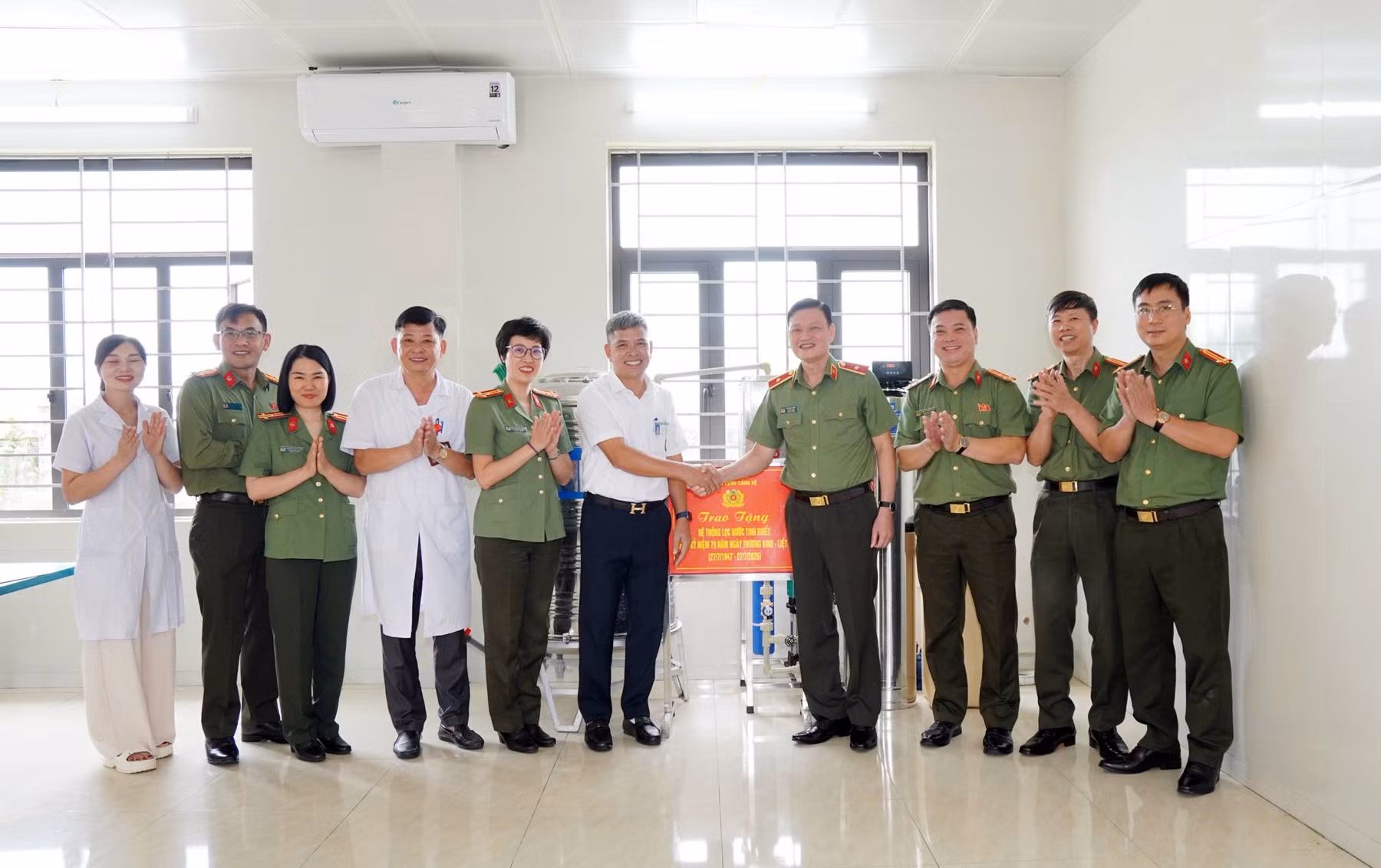 thieu-tuong-vo-anh-tuan-pho-tu-lenh-bo-tu-lenh-canh-ve-tang-qua-va-chia-se-voi-nhung-kho-khan-cua-bgd-va-can-bo-cong-nhan-nien-cua-co-so.jpg