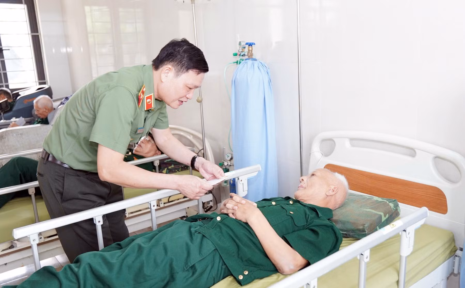 thieu-tuong-vo-anh-tuan-pho-tu-lenh-bo-tu-lenh-canh-ve-an-can-tham-hoi-dong-vien-cac-dong-chi-thuong-benh-binh.jpg