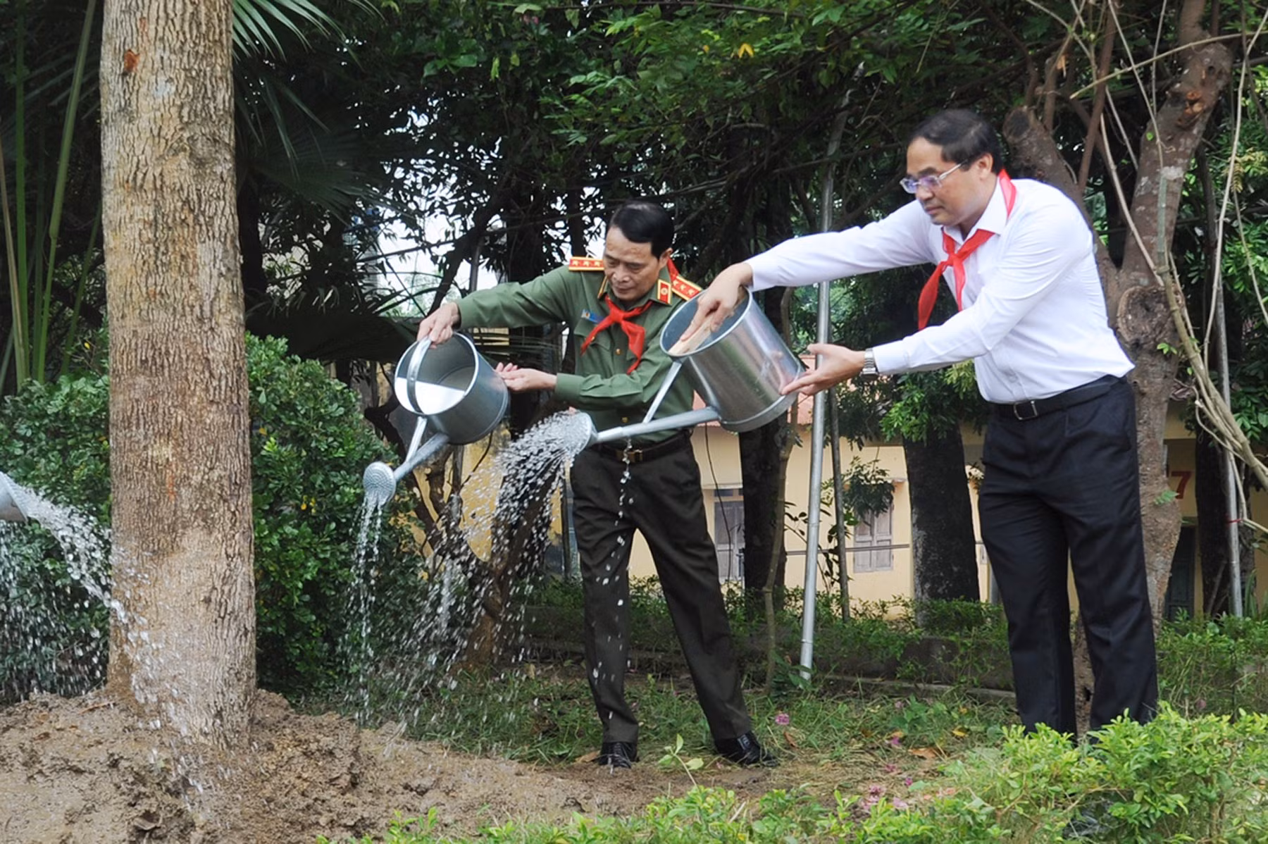 thu-truong-le-quoc-hung-va-dong-chi-trinh-xuan-truong-cung-cac-dai-bieu-trong-cay-luu-niem-trong-khuon-vien-nha-truongg.jpg