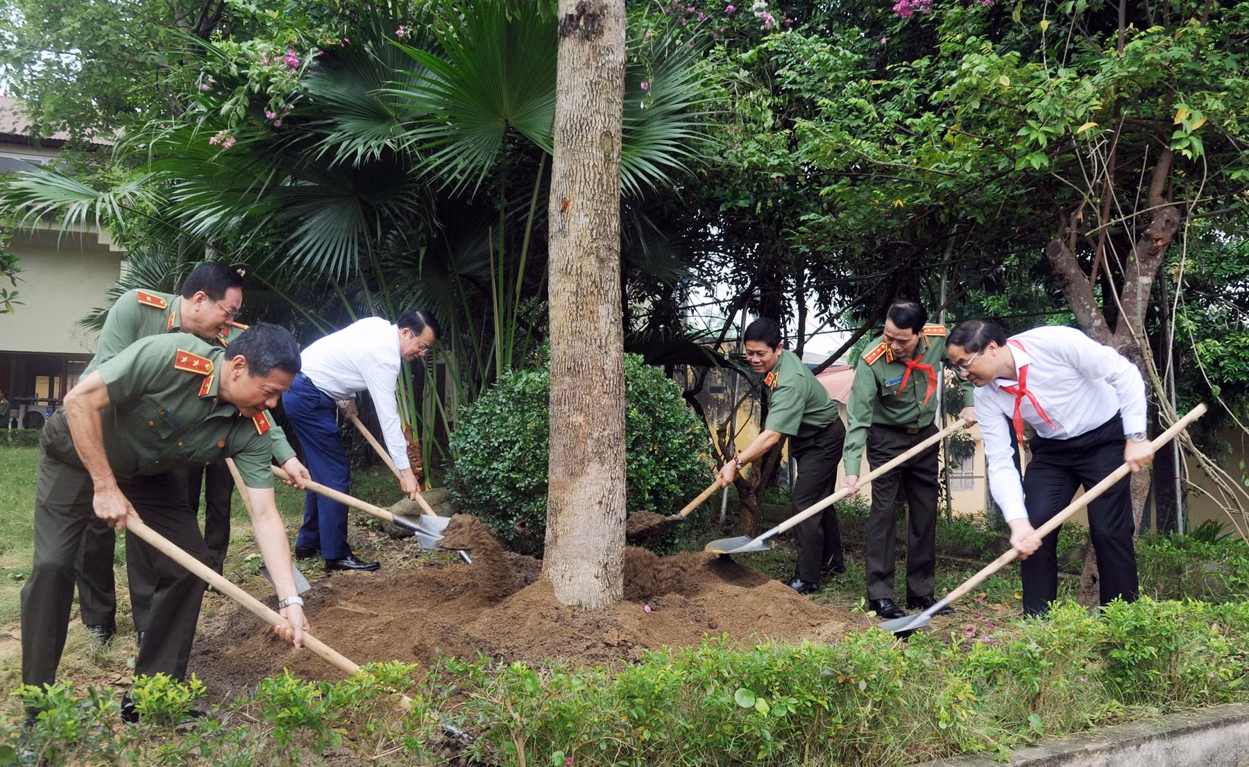 thu-truong-le-quoc-hung-va-dong-chi-trinh-xuan-truong-cung-cac-dai-bieu-trong-cay-luu-niem-trong-khuon-vien-nha-truong.jpg