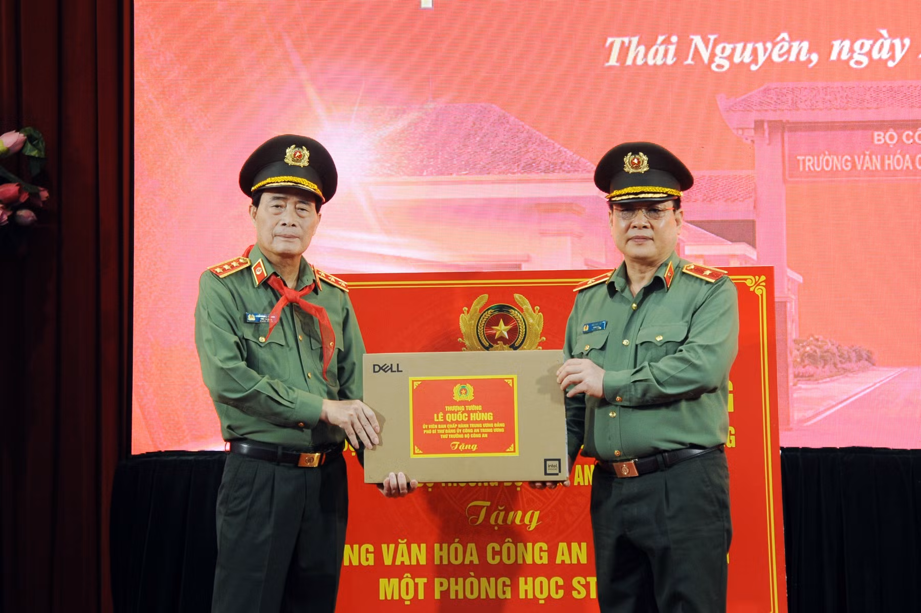 thu-truong-le-quoc-hung-trao-qua-tang-ca-tinh.jpg