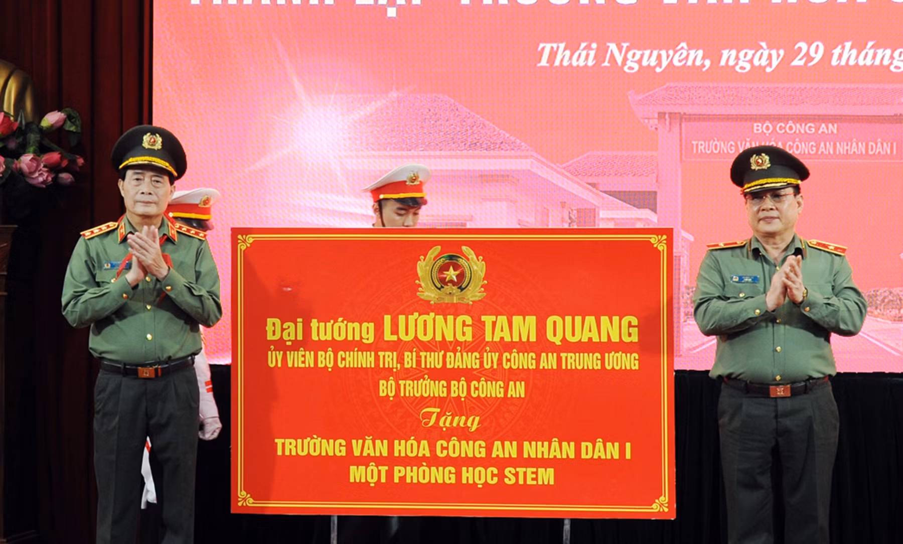 thu-truong-le-quoc-hung-trao-qua-cua-bo-truong-bo-cong-an-tang-cong-an-tinh-thai-nguyen.jpg
