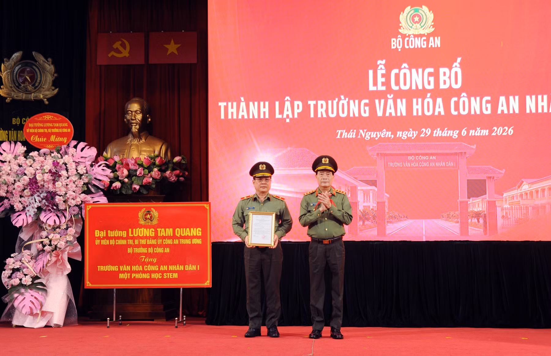 thu-truong-le-quoc-hung-trao-quyet-dinh-cua-bo-truong-bo-cong-an-va-tang-hoa-cong-an-tinh-thai-nguyen-423.jpg