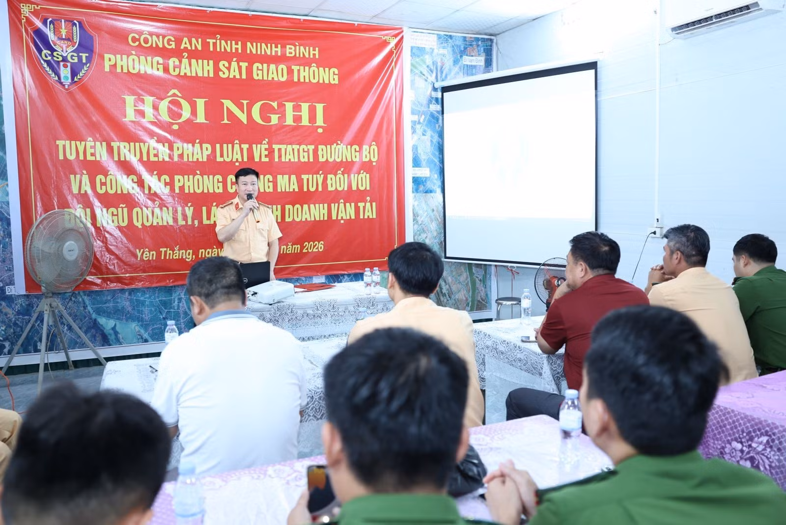 chi-huy-tram-canh-sat-giao-thong-tam-diep-tuyen-truyen-phap-luat-ve-ttatgt-va-phong-chong-ma-tuy-doi-voi-hoat-dong-van-tai-duong-bo.jpg