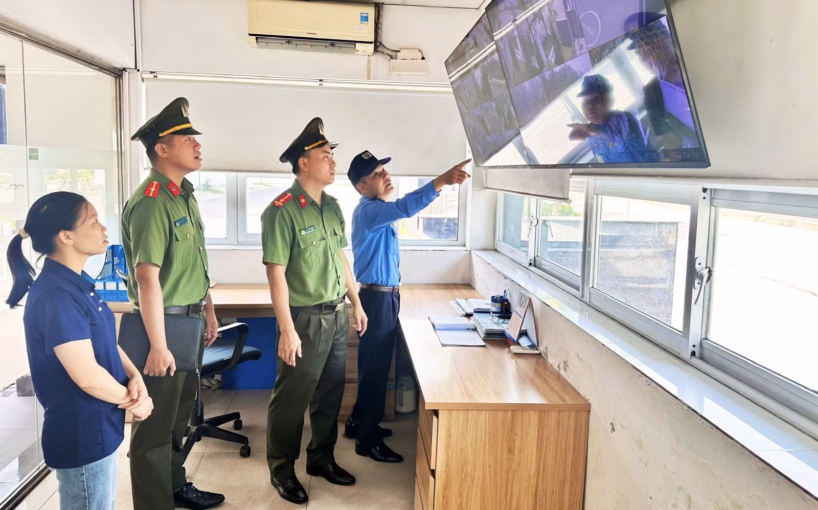 phong-an-ninh-kinh-te-phoi-hop-tuyen-truyen-pho-bien-giao-duc-phap-luat-cho-cong-nhan-nguoi-lao-dong-tai-cac-khu-cum-cong-nghiep-tren-dia-ban.jpg