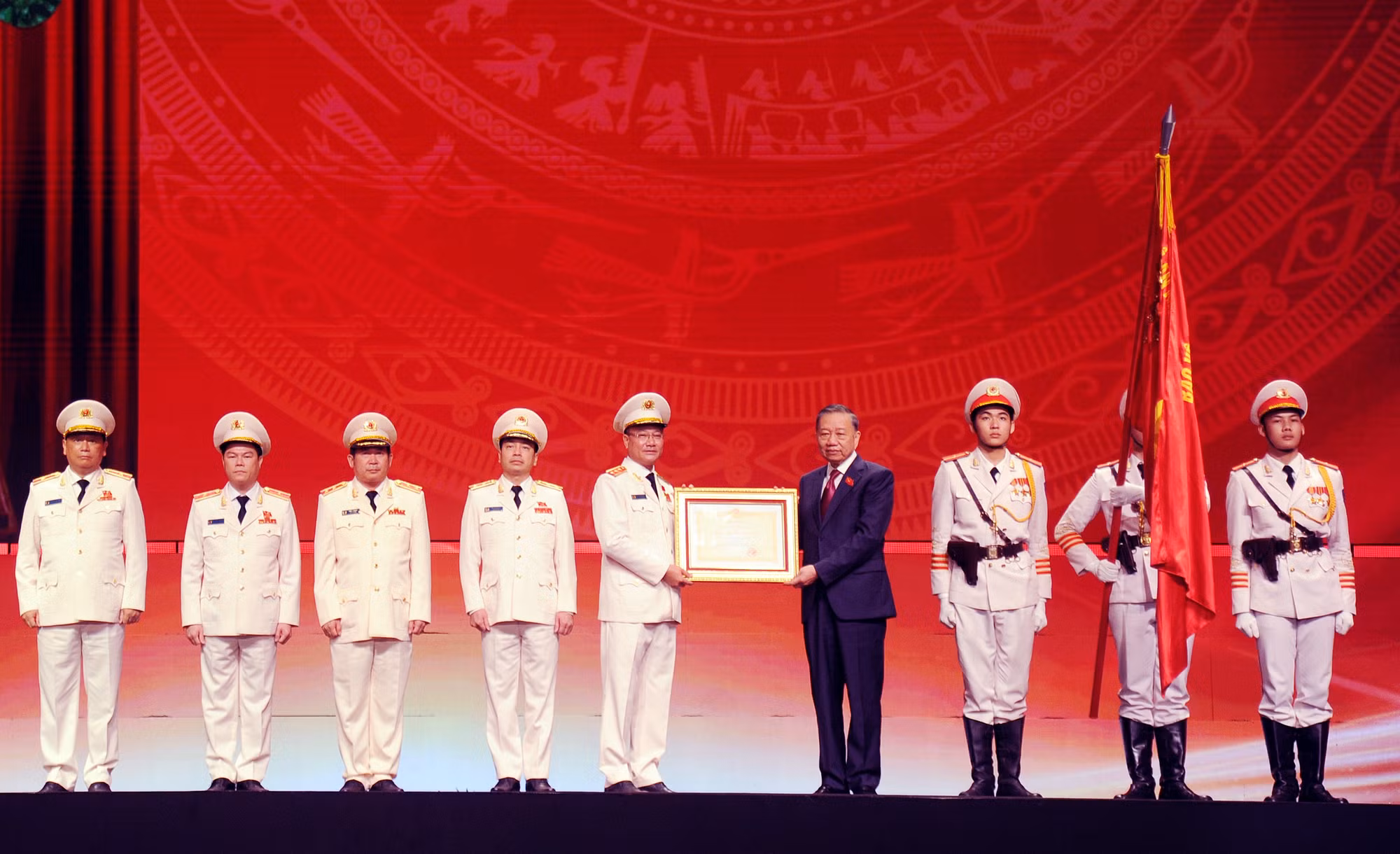 tbt-trao-huan-chuong-2.jpg