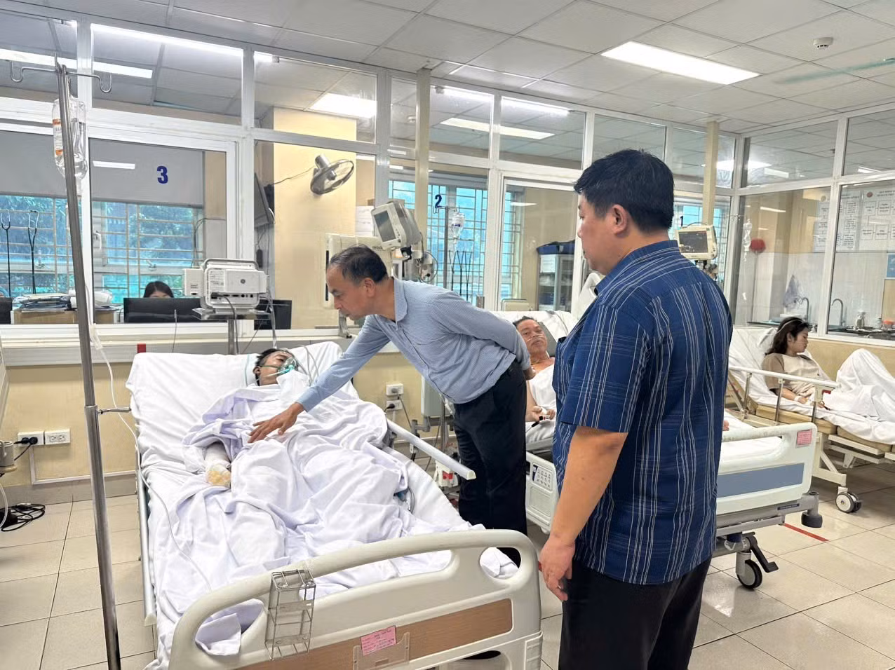 dong-chi-nguyen-dinh-khuyen-bi-thu-dang-uy-chu-tich-hdnd-phuong-tay-ho-va-ong-nguyen-thanh-tinh-chu-tich-ubnd-phuong-tay-ho-tham-hoi-dong-vien-cac-nan-nhan-bi-thuong-do-vu-chay.jpg