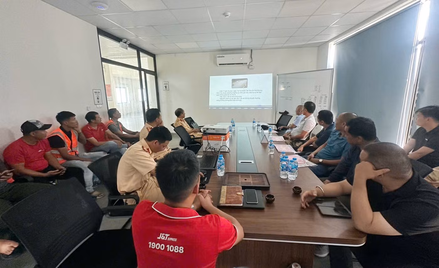doi-csgt-duong-bo-so-5-phong-csgt-cong-an-tinh-ninh-binh-to-chuc-tuyen-truyen-ttatgt-toi-cac-lai-xe-o-to-tai-o-to-dau-keo-cong-ty-van-tai-j-t-cong-ty-van-tai-minh-man-tren-dia-ban.jpg