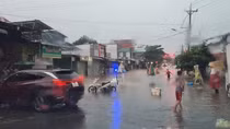 Hỗ trợ người dân khắc phục hậu quả sau cơn mưa lớn kéo dài