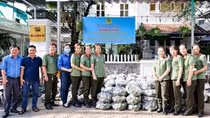 Công an TP Cần Thơ hỗ trợ nông dân Vĩnh Long tiêu thụ cam sành