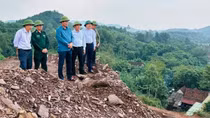 "Cưa ngọn" quả đồi để ngừa nguy cơ sạt lở ở khu dân cư