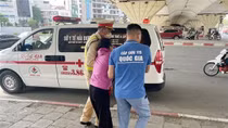 CSGT giúp người phụ nữ đi xe máy ngã bất tỉnh giữa đường