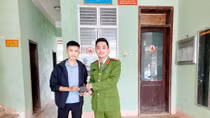 Tân binh CAND nhặt được ví tiền tìm trả người đánh rơi