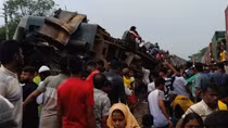 Tàu hỏa đâm nhau tại Bangladesh, hơn 100 người thương vong