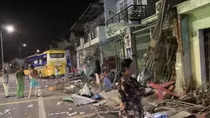 Xe khách tông vào 9 nhà dân và 1 ôtô con trong lề đường