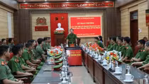 Trao thưởng cho các đơn vị có thành tích xuất sắc của Công an tỉnh Quảng Bình