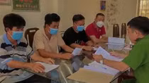 Tuần tra trên đường, phát hiện 4 đối tượng tham gia cá độ bóng đá