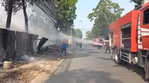 Dập tắt đám cháy lớn ở bãi rác tự phát gần chợ