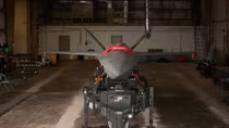 Cỗ máy XQ-58A Valkyrie trong bàn tay con người
