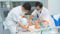Lần đầu tiên Việt Nam nối thành công 2 chân bị đứt rời