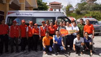 Cặp song sinh hơn 10 năm giúp người kém may mắn