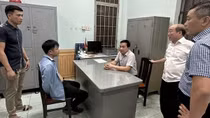 Bắt đối tượng dùng can xăng khống chế con tin để đòi nợ