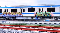 Toa tàu metro Bến Thành-Suối Tiên lại bị xịt sơn bôi bẩn