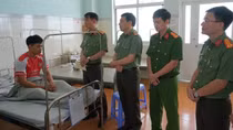 Hung hãn xông vào trụ sở chém trọng thương công an