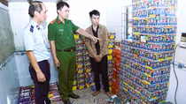 Lên mạng đặt mua gần nửa tấn pháo nổ về bán khuyến mại kèm thuốc lá