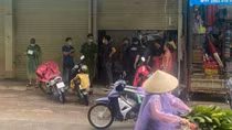Nhân viên tá hoả phát hiện vợ chồng chủ cửa hàng chăn ga treo cổ tử vong