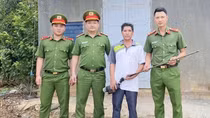 Một chiến sĩ Công an vận động người dân giao nộp nhiều súng tự chế