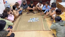 Nhóm nam nữ sát phạt trên chiếu bạc lúc đêm khuya