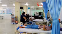 7 du khách nhập viện cấp cứu nghi ngộ độc thực phẩm