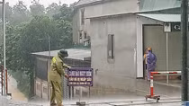 Công an Hà Tĩnh chủ động giúp dân trong mùa mưa bão