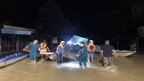 Lực lượng Công an bám sát địa bàn, giúp nhân dân trong mưa lũ